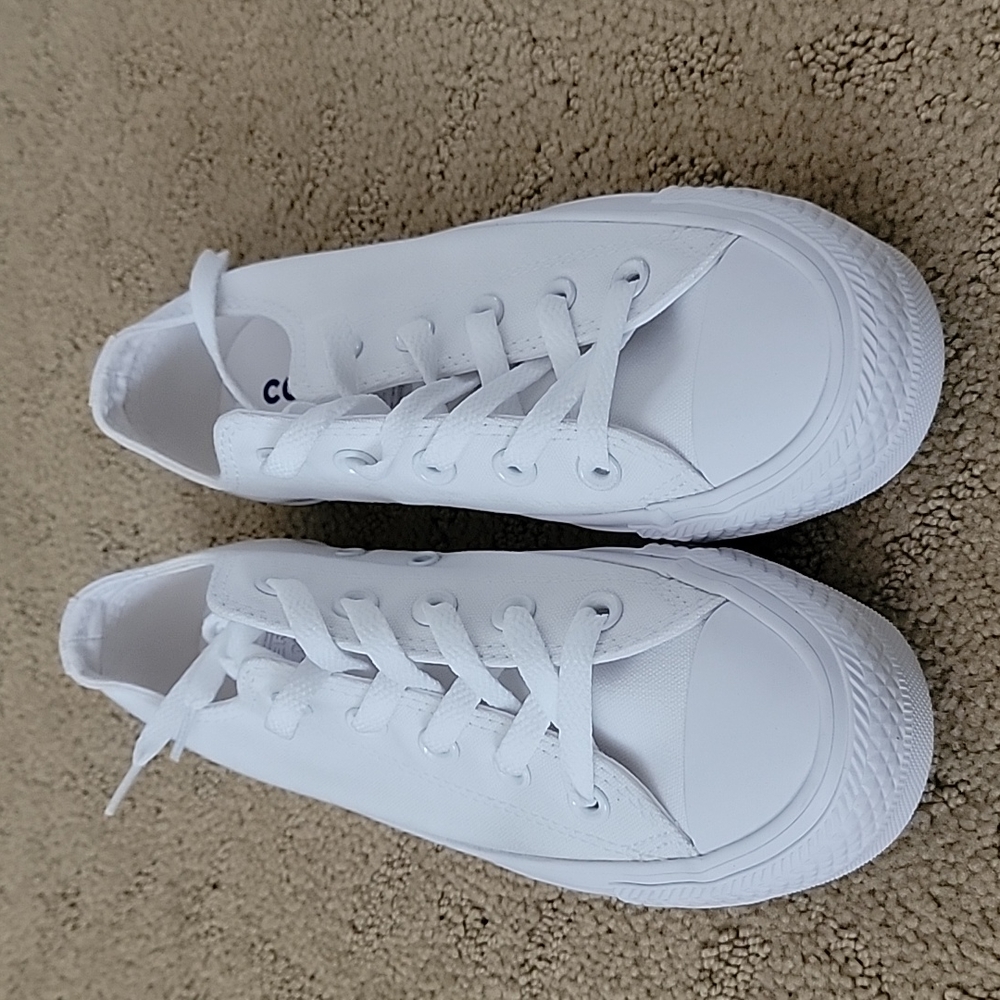 White low ankle converse, chuck taylor
